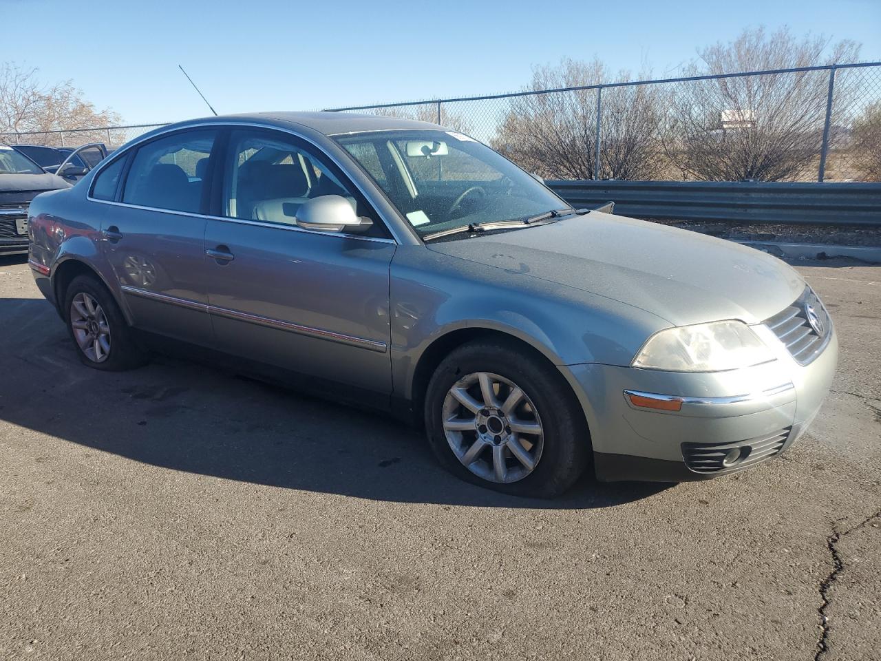 2004 Volkswagen Passat - Image 4