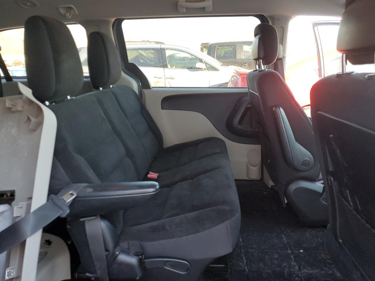 2019 Dodge Caravan - Image 11
