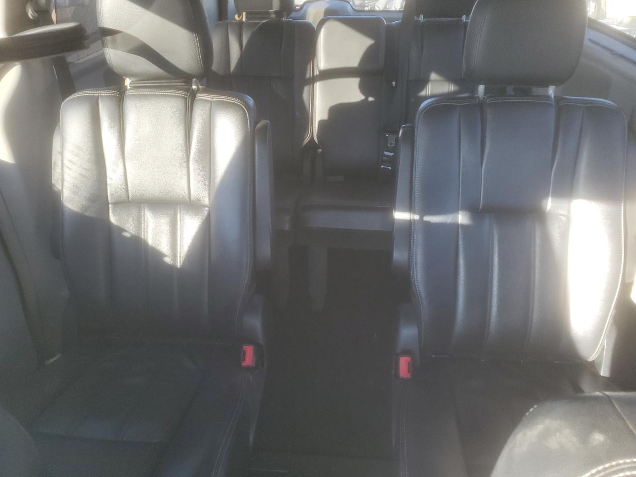 2016 Chrysler Town & Country - Image 10