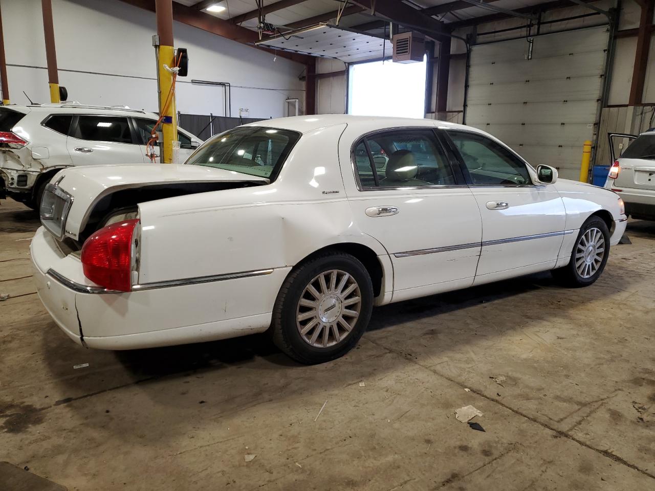 2003 Lincoln Town Car Signature white null gas 1LNHM82WX3Y687013 photo #4