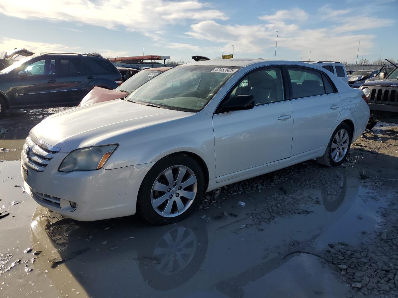 2005 Toyota Avalon - Image 1