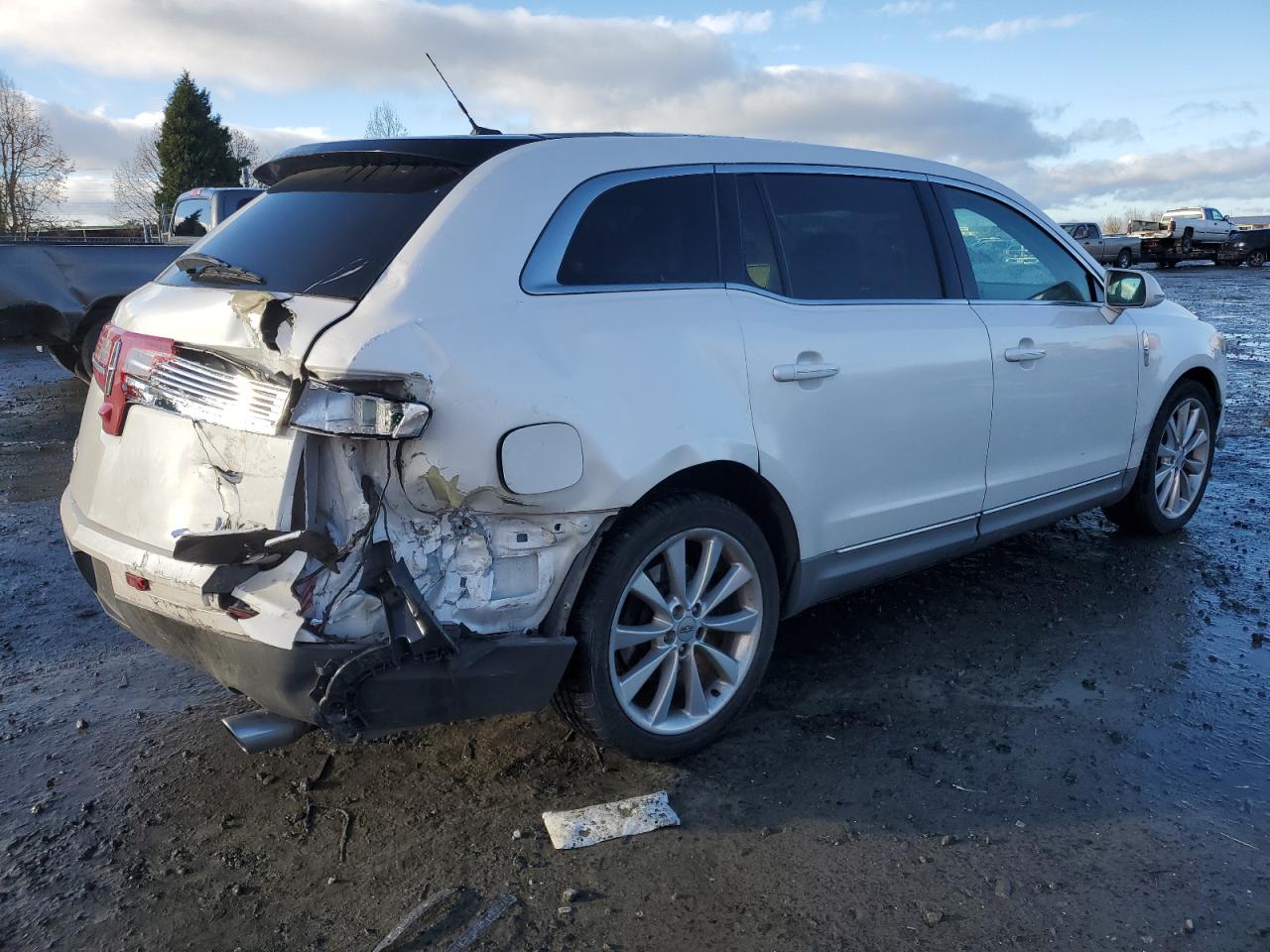 2010 Lincoln MKT - Image 3