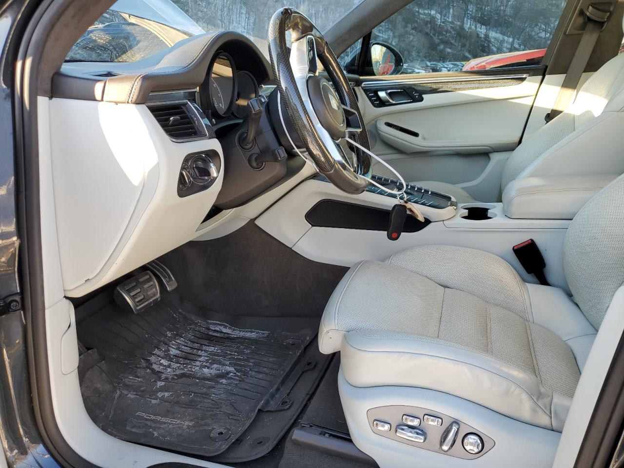 2017 Porsche Macan Turbo VIN: WP1AF2A52HLB61144 Lot: 42358875