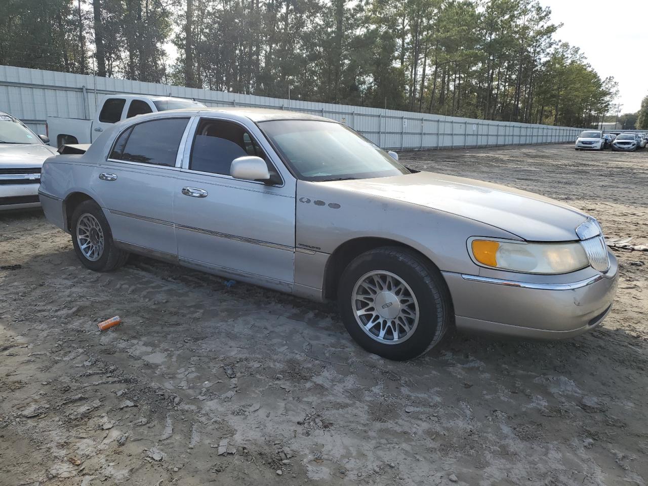 2002 Lincoln Town Car - Image 4