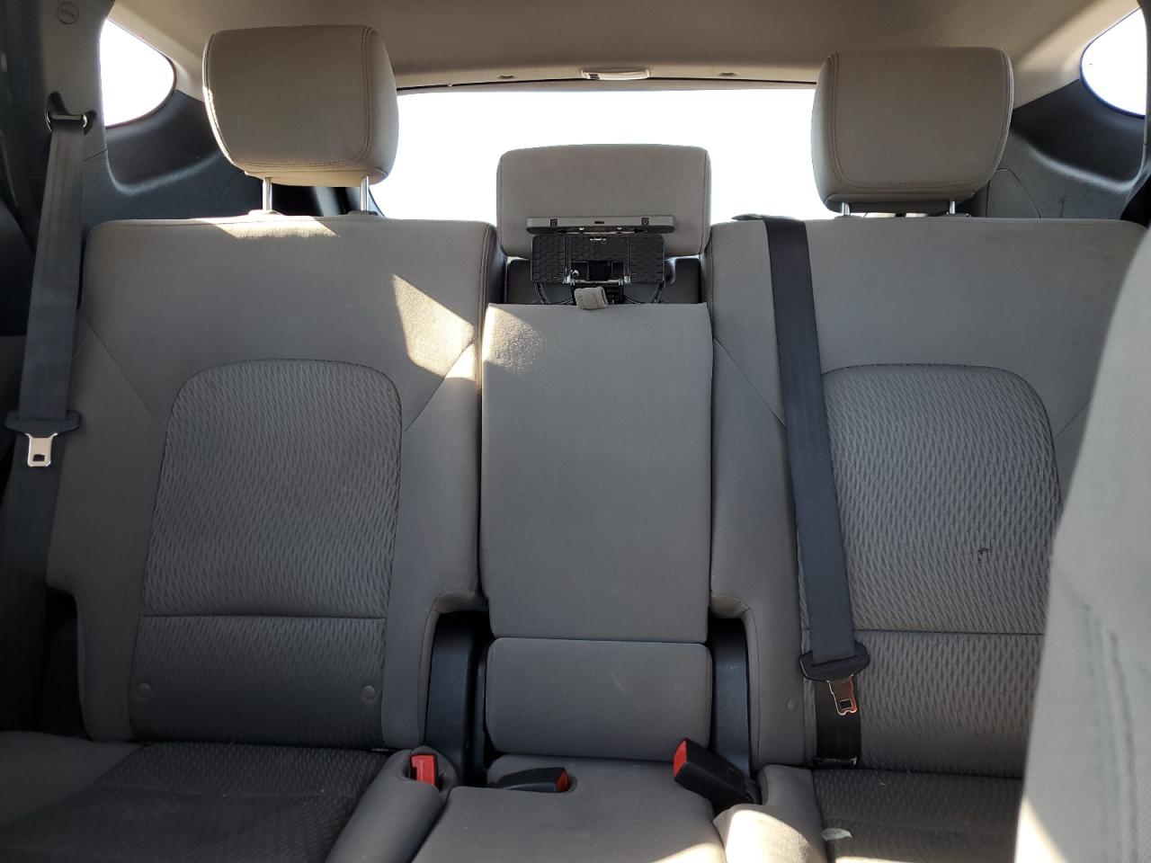 2016 Hyundai Santa Fe - Image 10