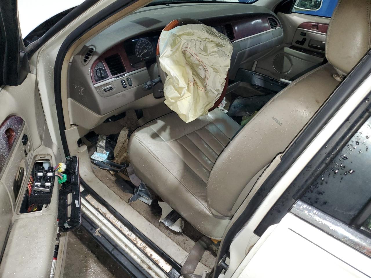 2003 Lincoln Town Car - Image 8