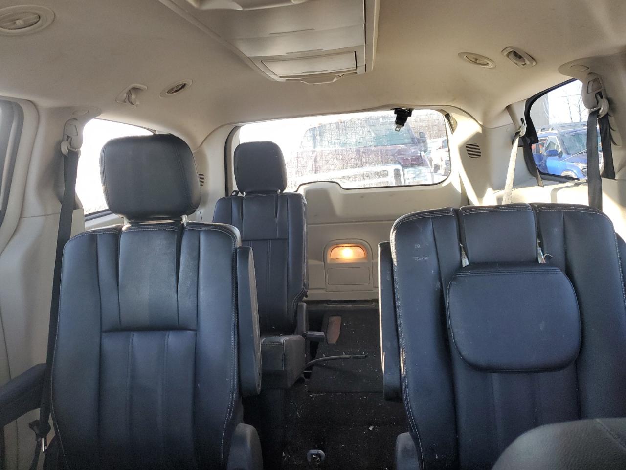 2014 Chrysler Town & Country - Image 10