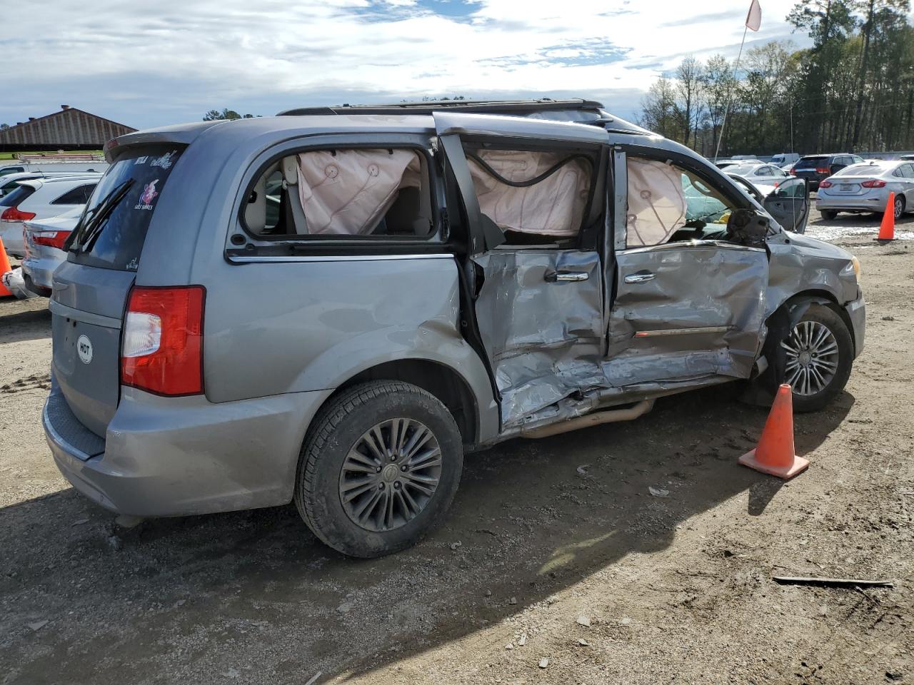 2014 Chrysler Town & Country - Image 3