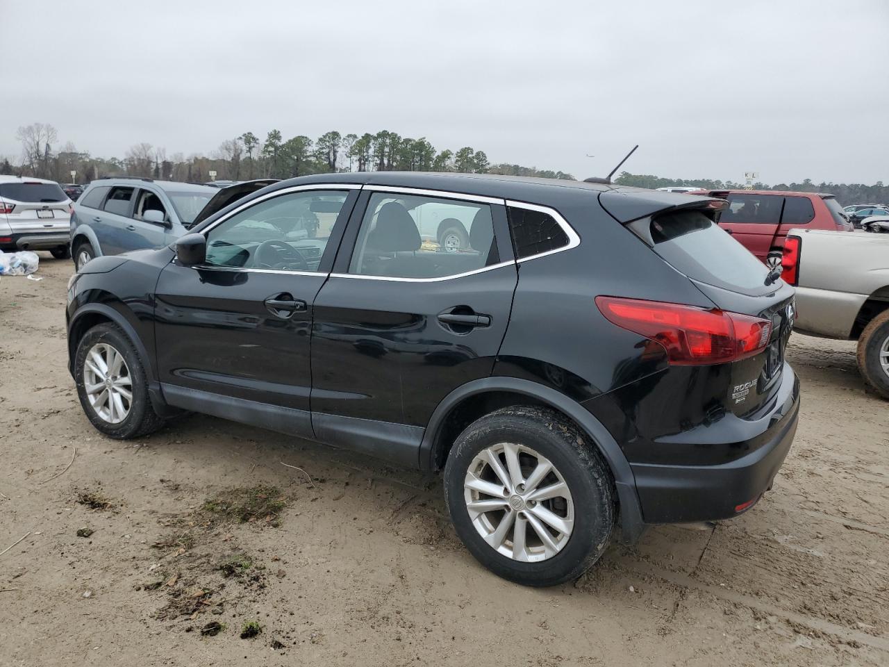 2018 Nissan Rogue - Image 2