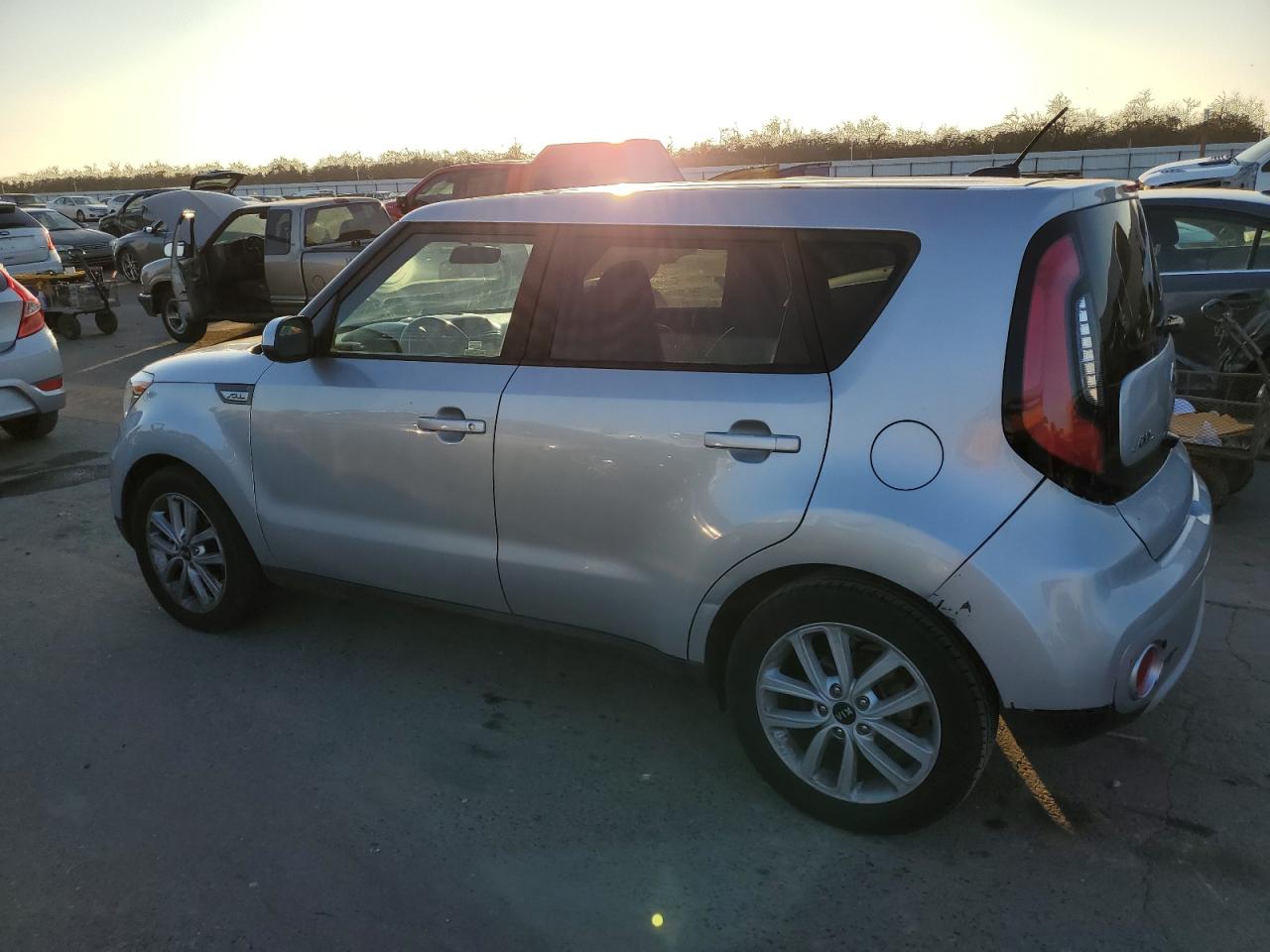 VIN KNDJP3A55K7646172 2019 KIA SOUL no.2