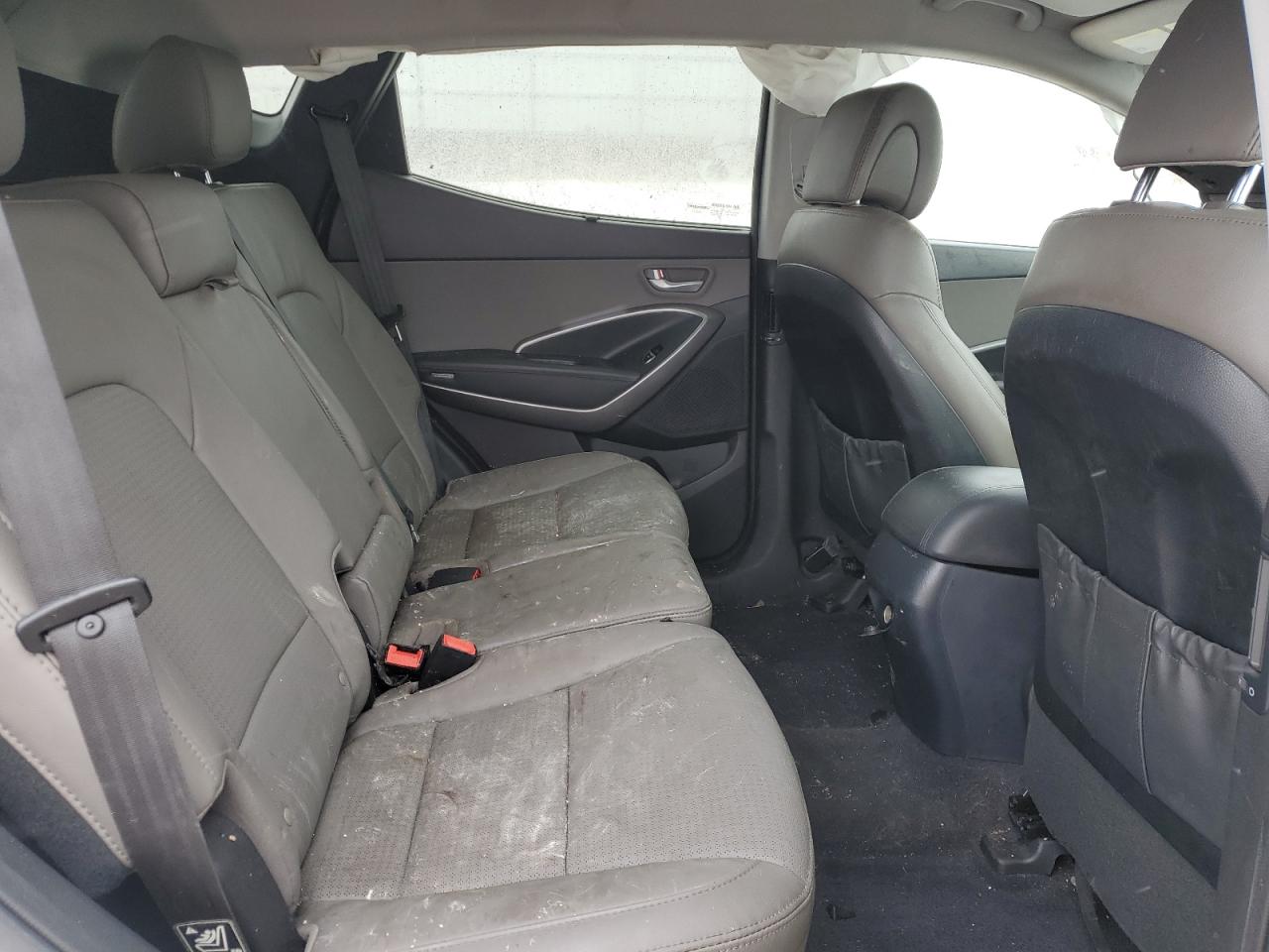 2016 Hyundai Santa Fe - Image 11