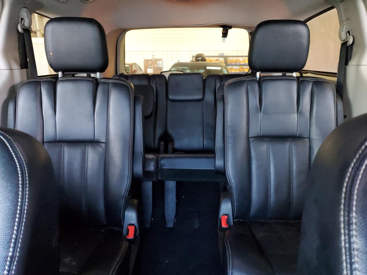 2014 Chrysler Town & Country - Image 10
