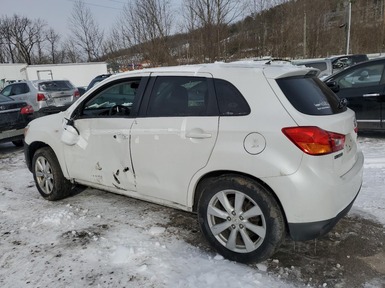 2014 Mitsubishi Outlander - Image 2
