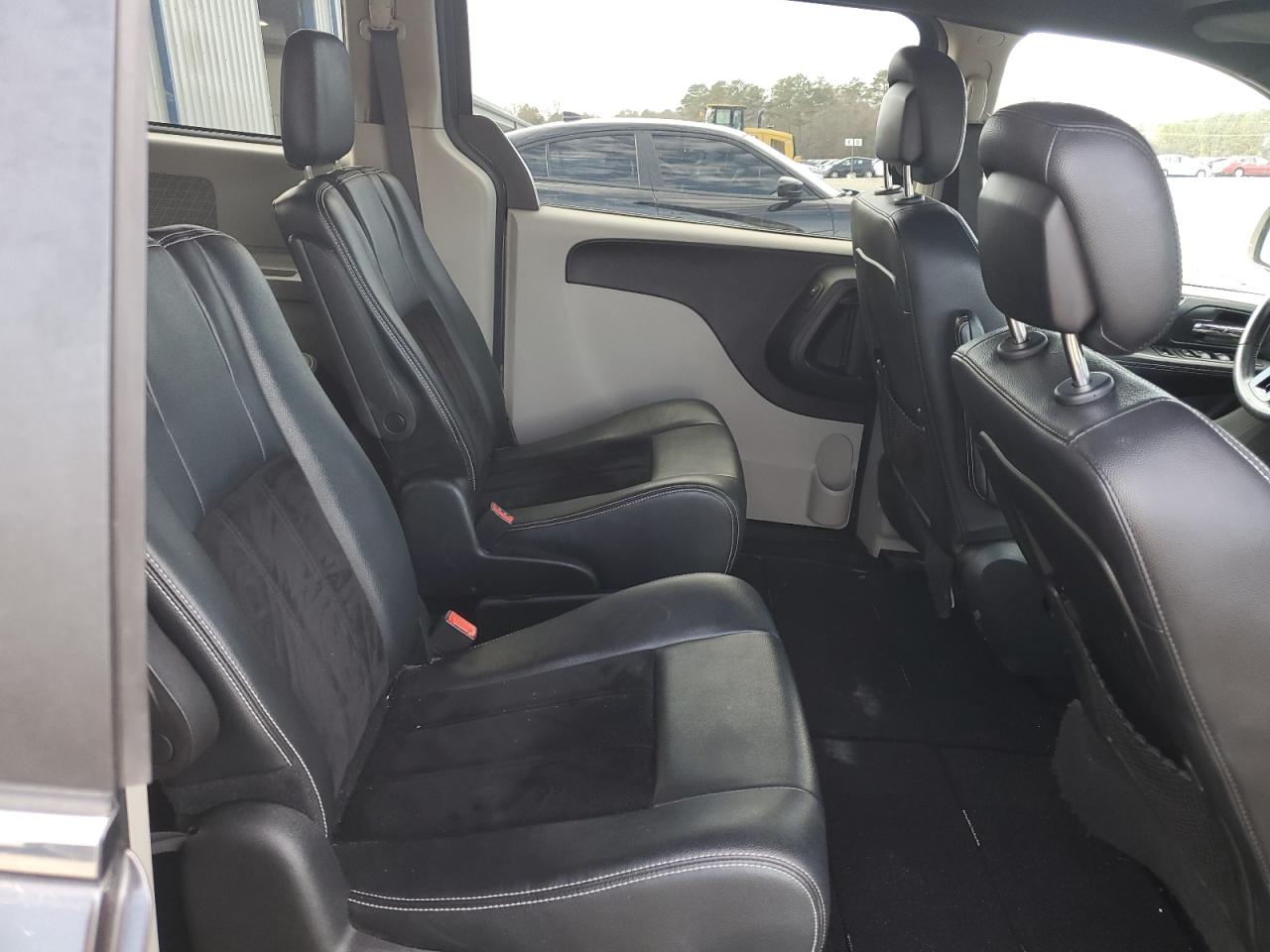 2018 Dodge Caravan - Image 11