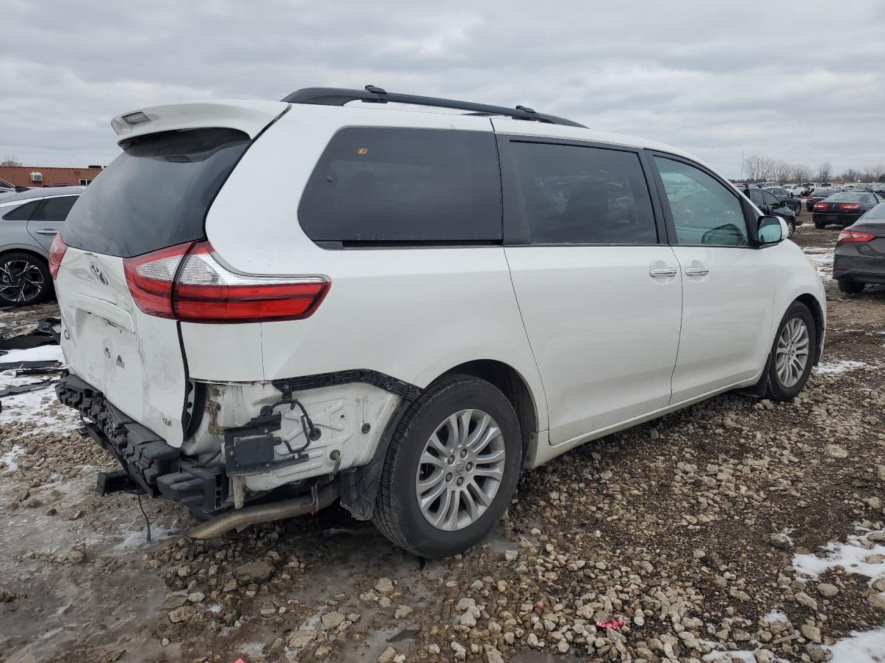 2015 Toyota Sienna - Image 3