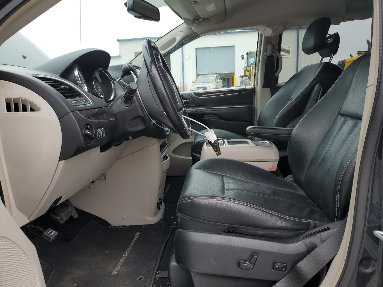 2014 Chrysler Town & Country - Image 7