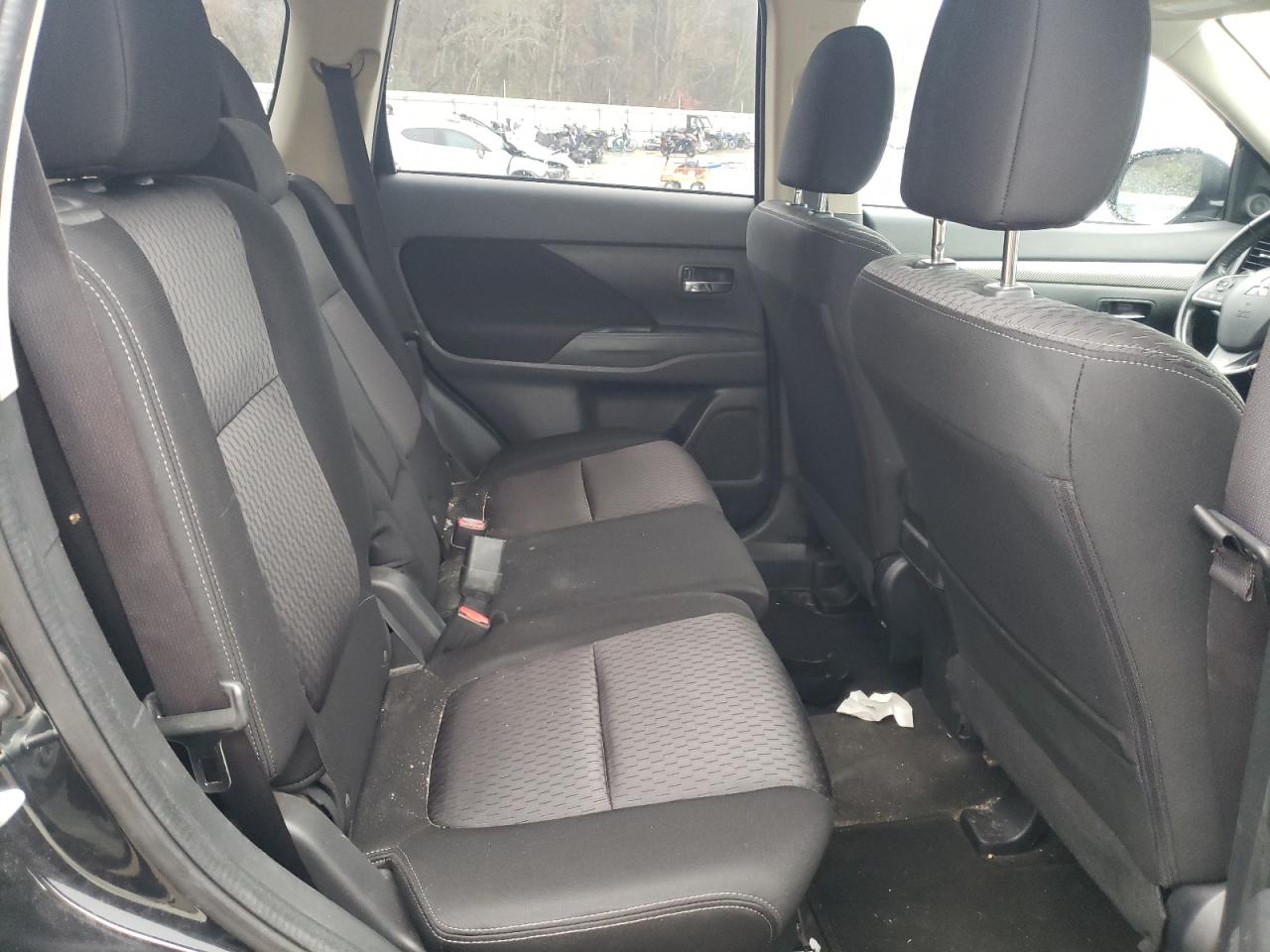 2015 Mitsubishi Outlander - Image 11