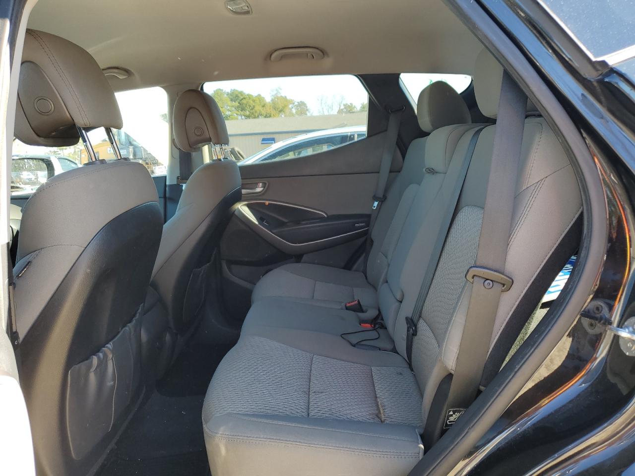 2016 Hyundai Santa Fe - Image 11