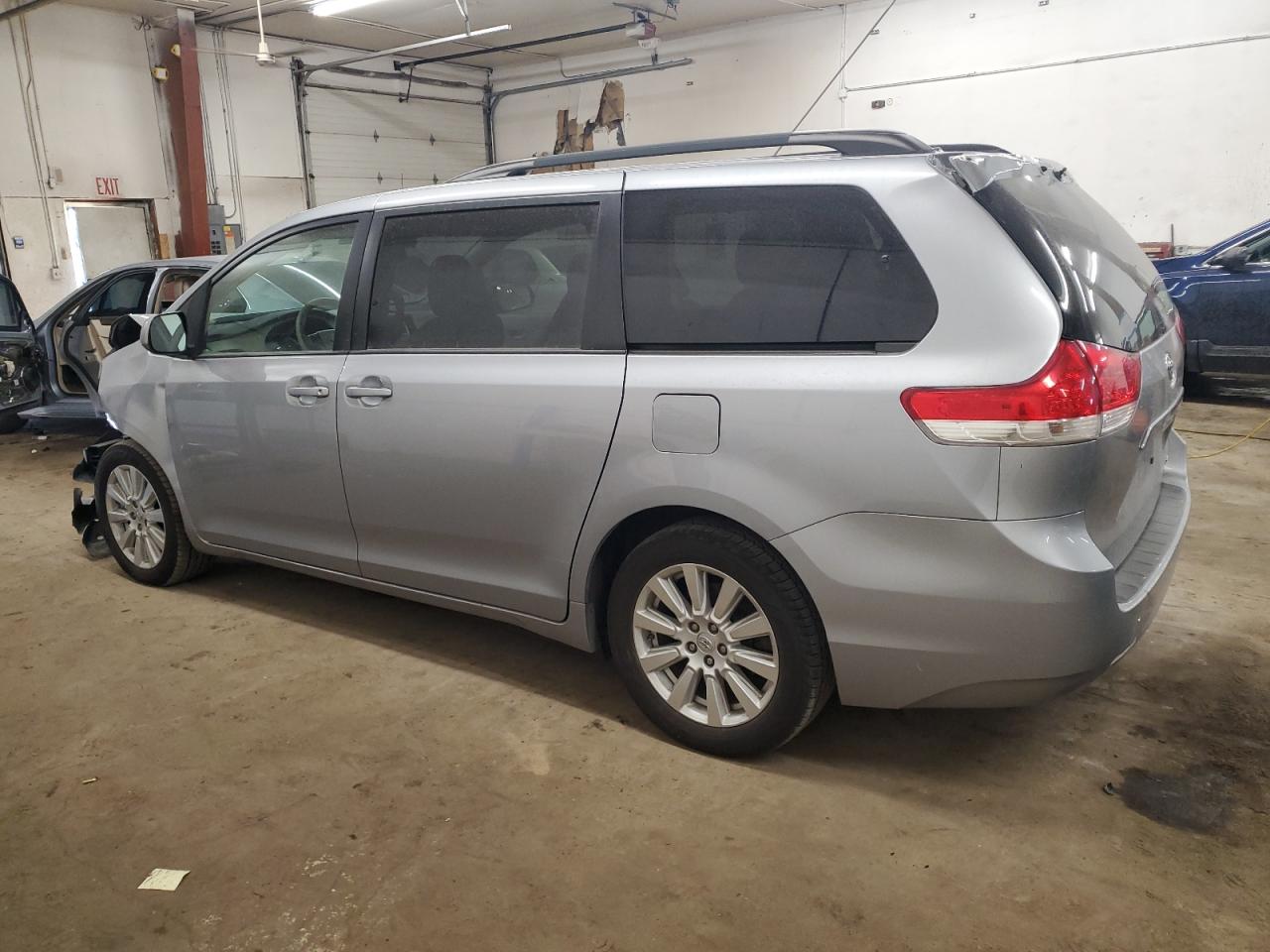 2014 Toyota Sienna - Image 2