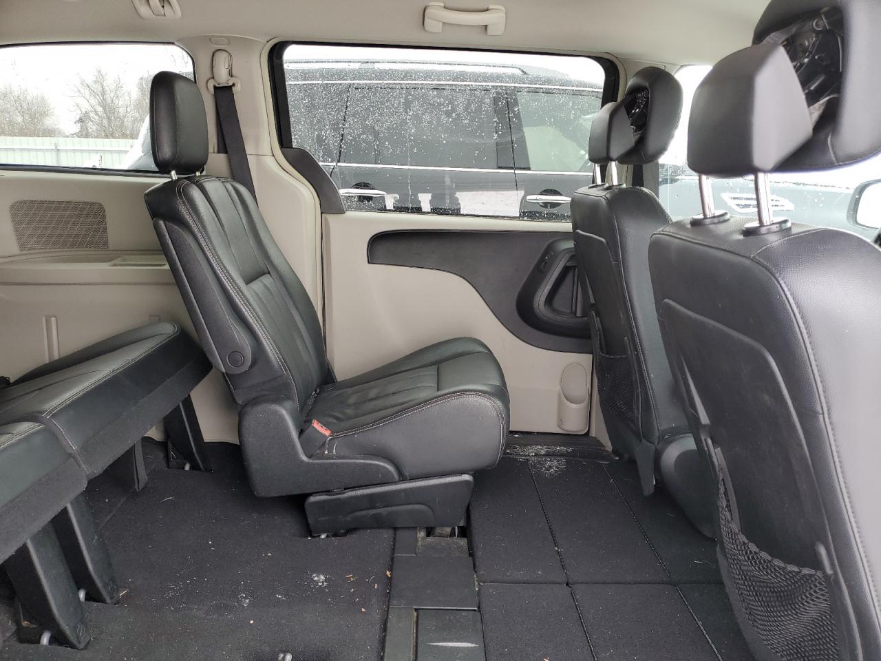 2012 Chrysler Town & Country - Image 11