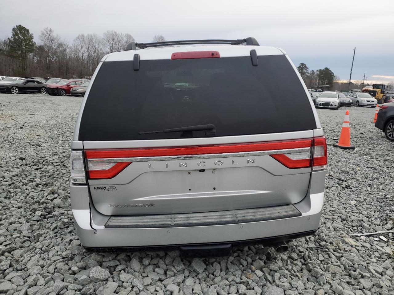 2017 Lincoln Navigator - Image 6