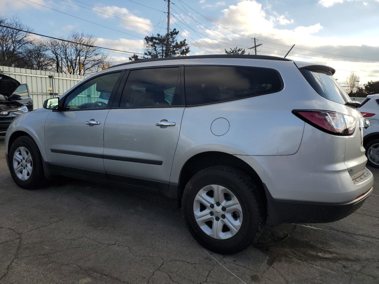 VIN 1GNKRFKDXFJ169793 2015 CHEVROLET TRAVERSE no.2