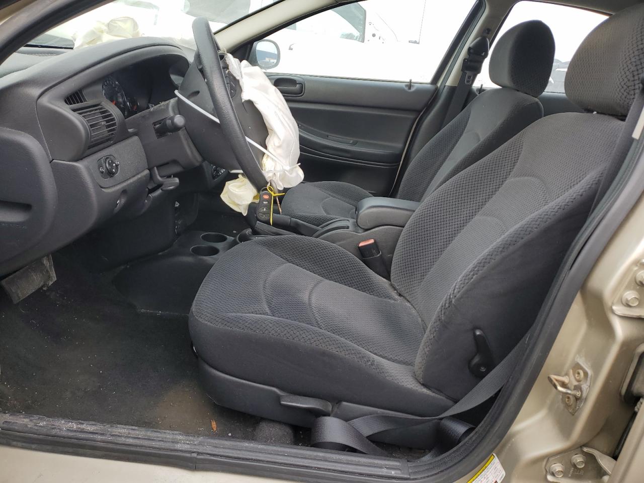 2005 Chrysler Sebring - Image 7
