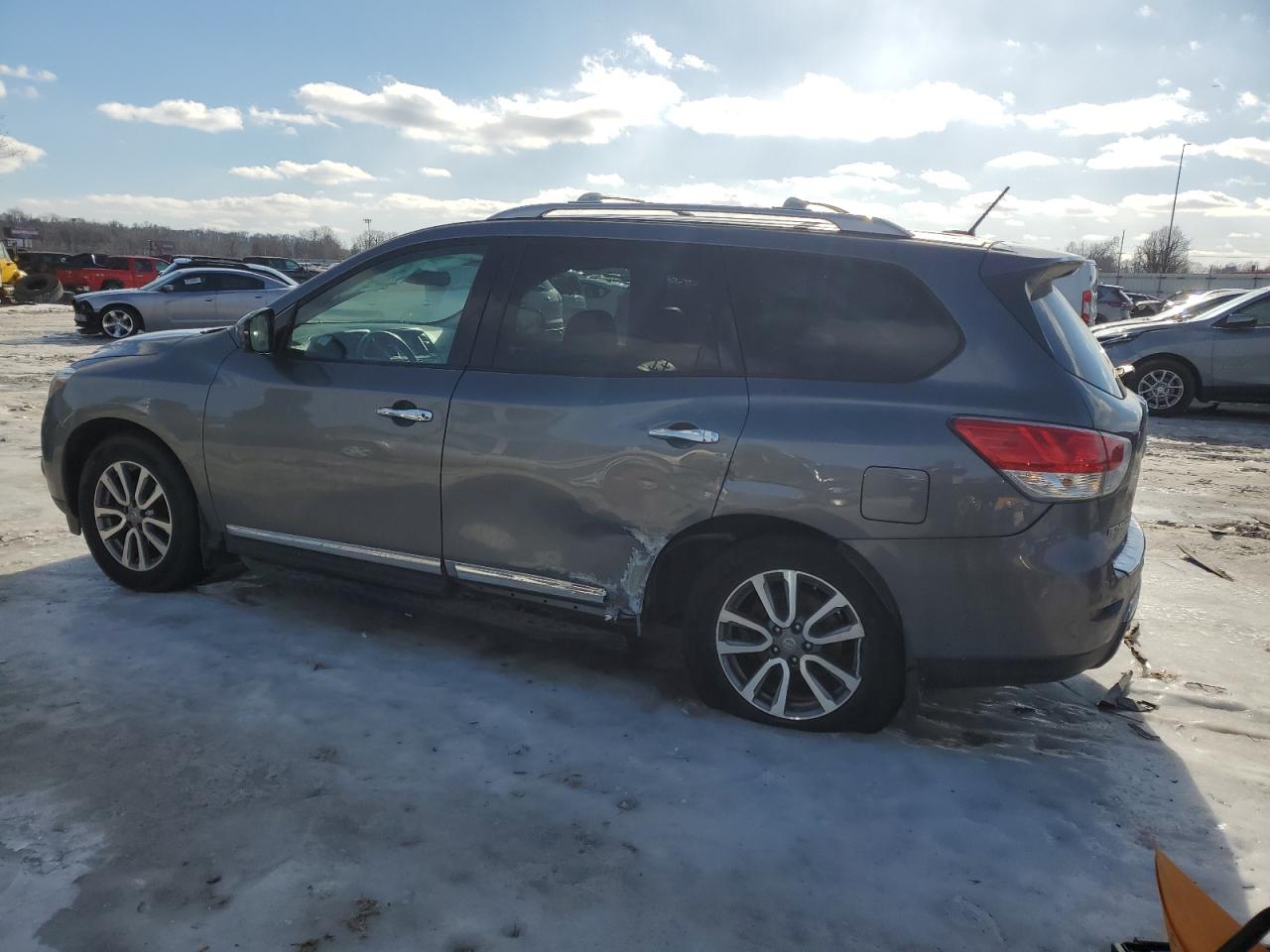 2015 Nissan Pathfinder - Image 2
