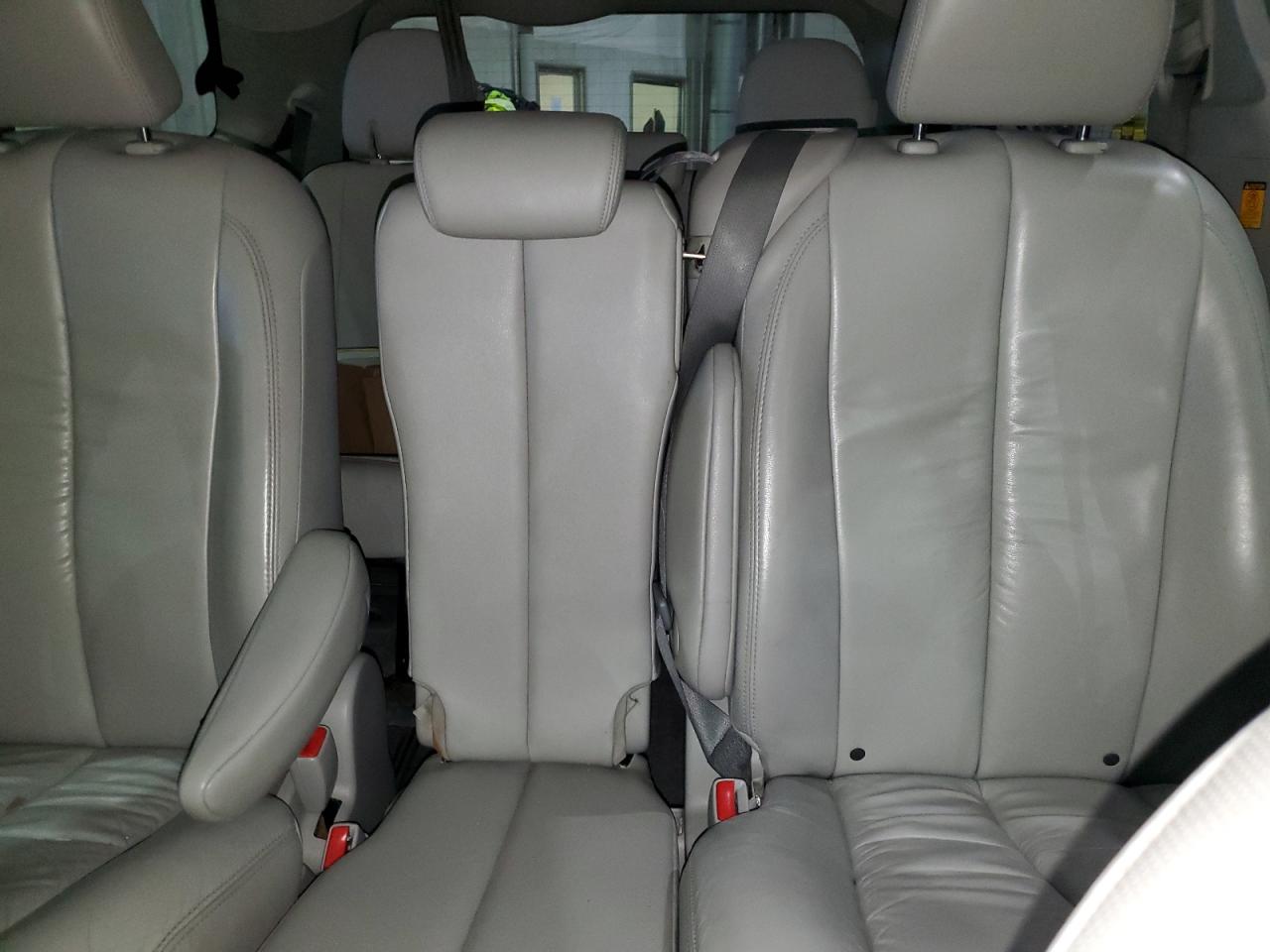 2011 Toyota Sienna - Image 10