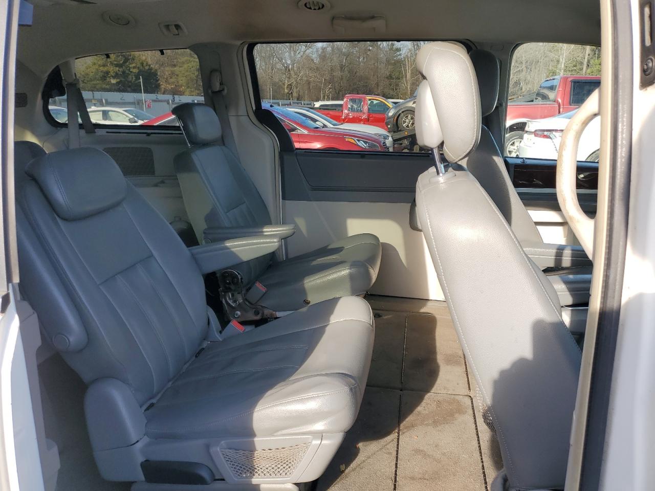 2010 Chrysler Town & Country - Image 11