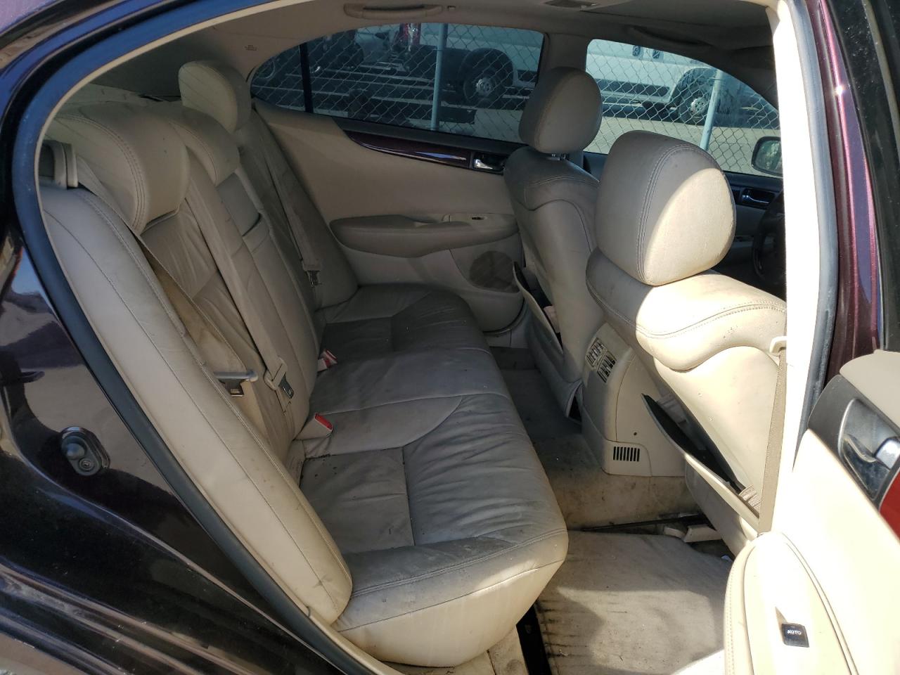 2004 Lexus ES - Image 10