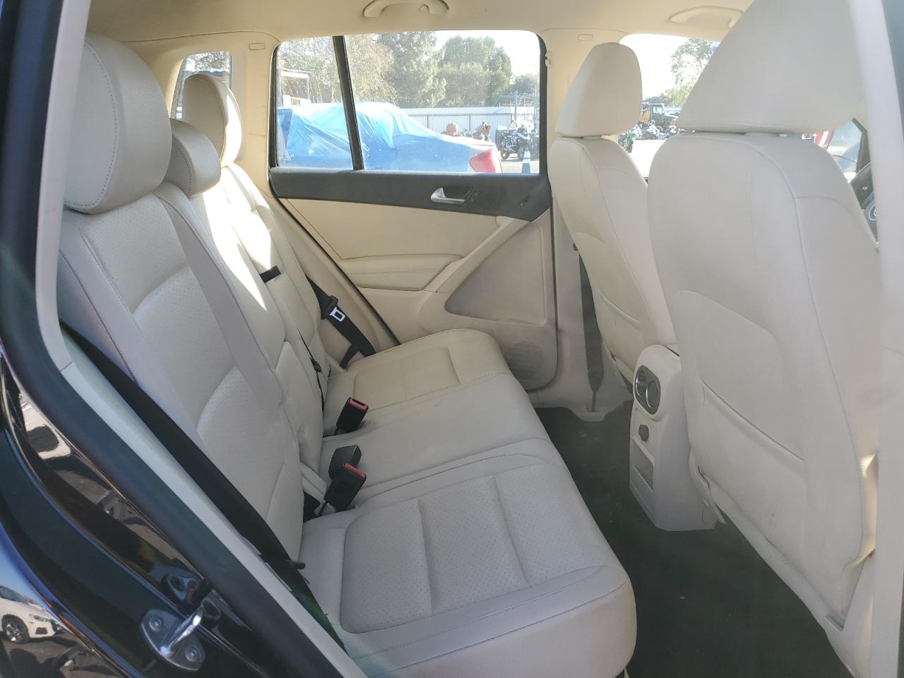 2017 Volkswagen Tiguan - Image 11