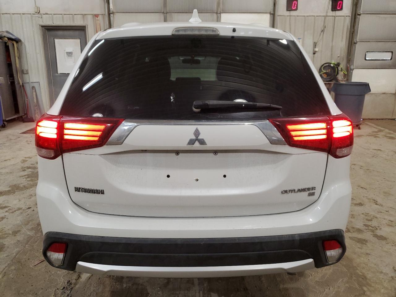 2017 Mitsubishi Outlander - Image 6