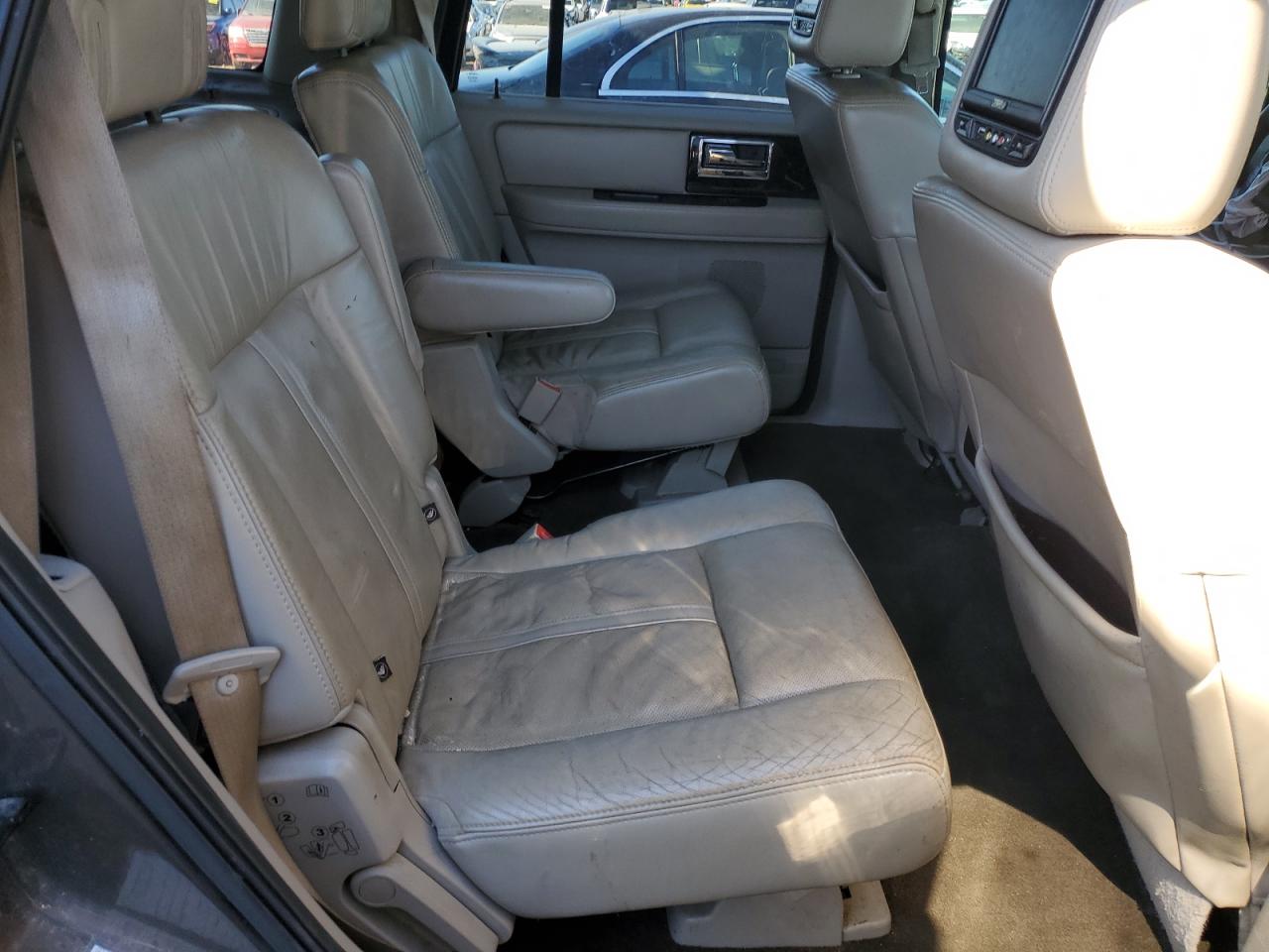 2015 Lincoln Navigator - Image 11