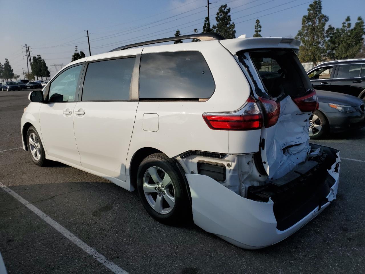 2020 Toyota Sienna - Image 2