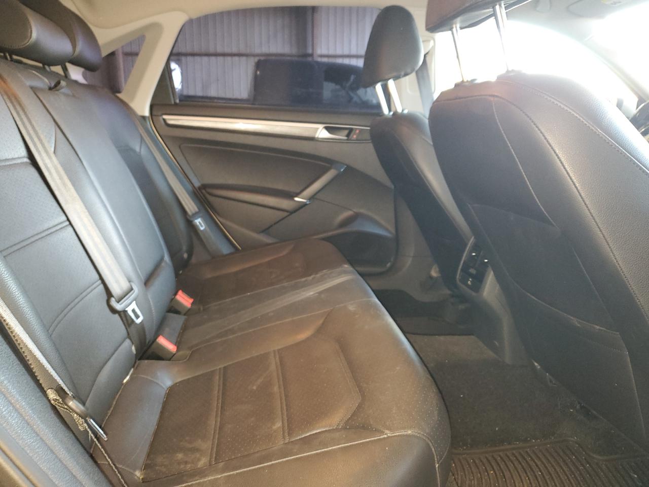 2016 Volkswagen Passat - Image 10