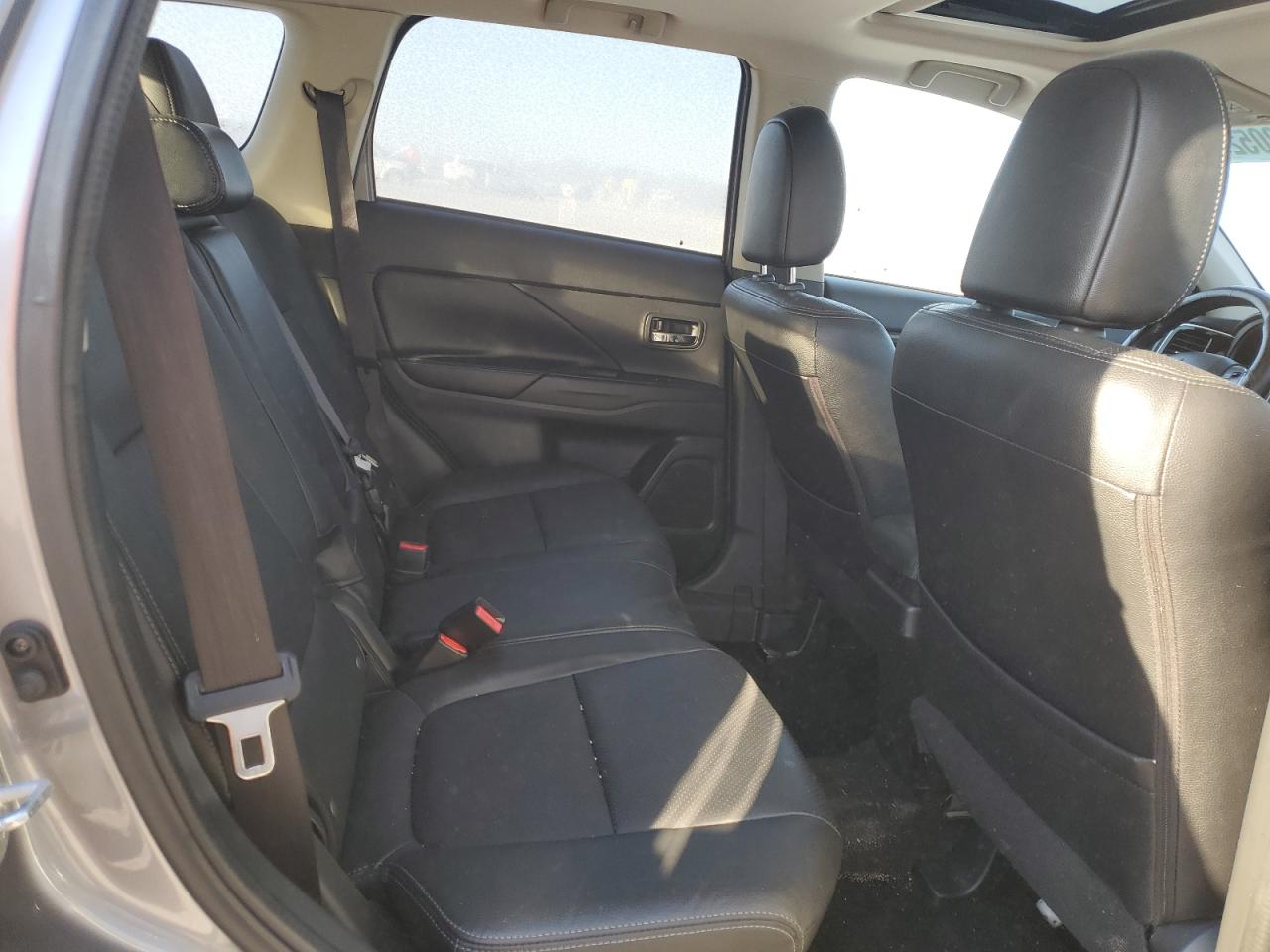2016 Mitsubishi Outlander - Image 11