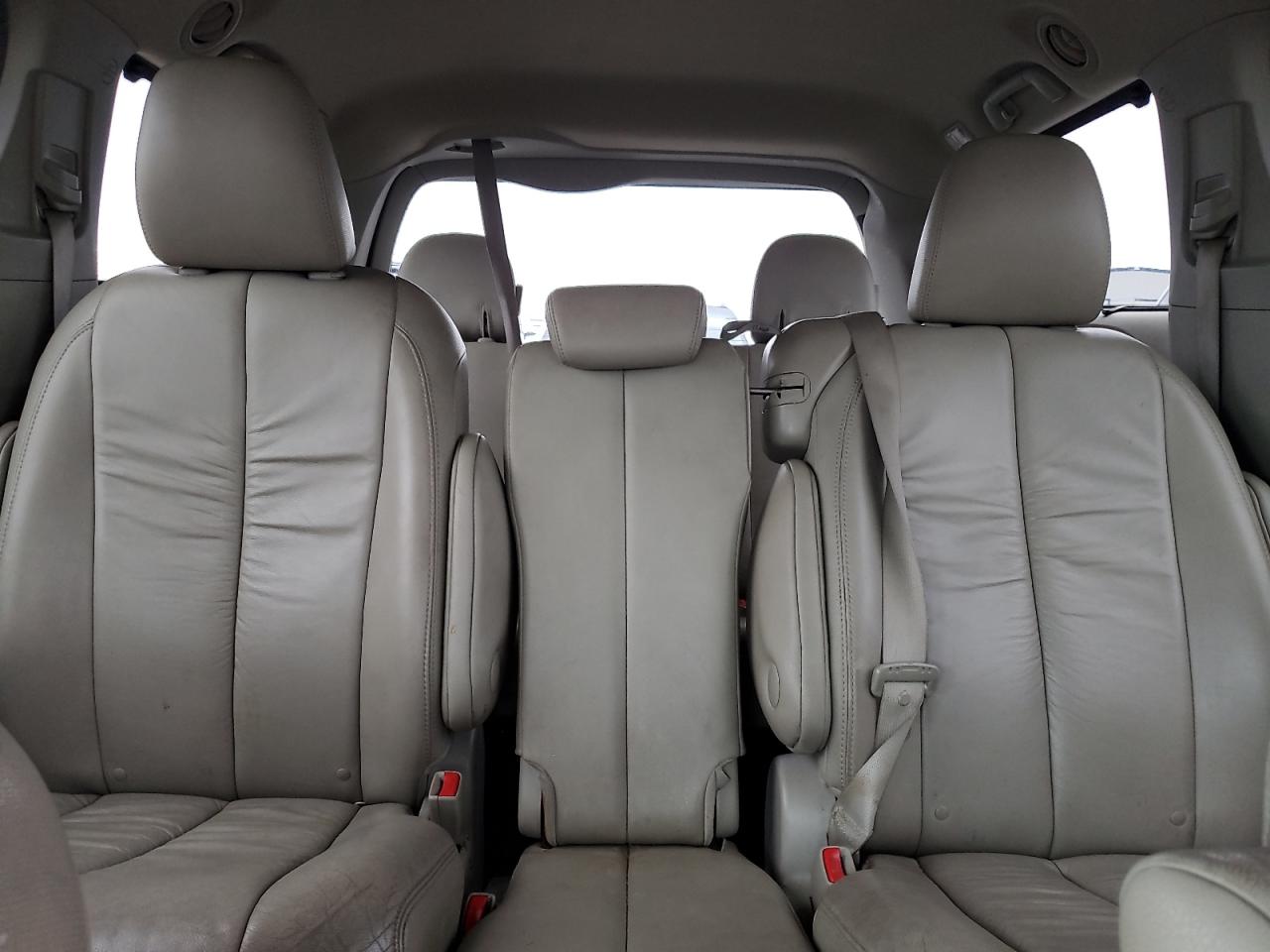 2011 Toyota Sienna - Image 10