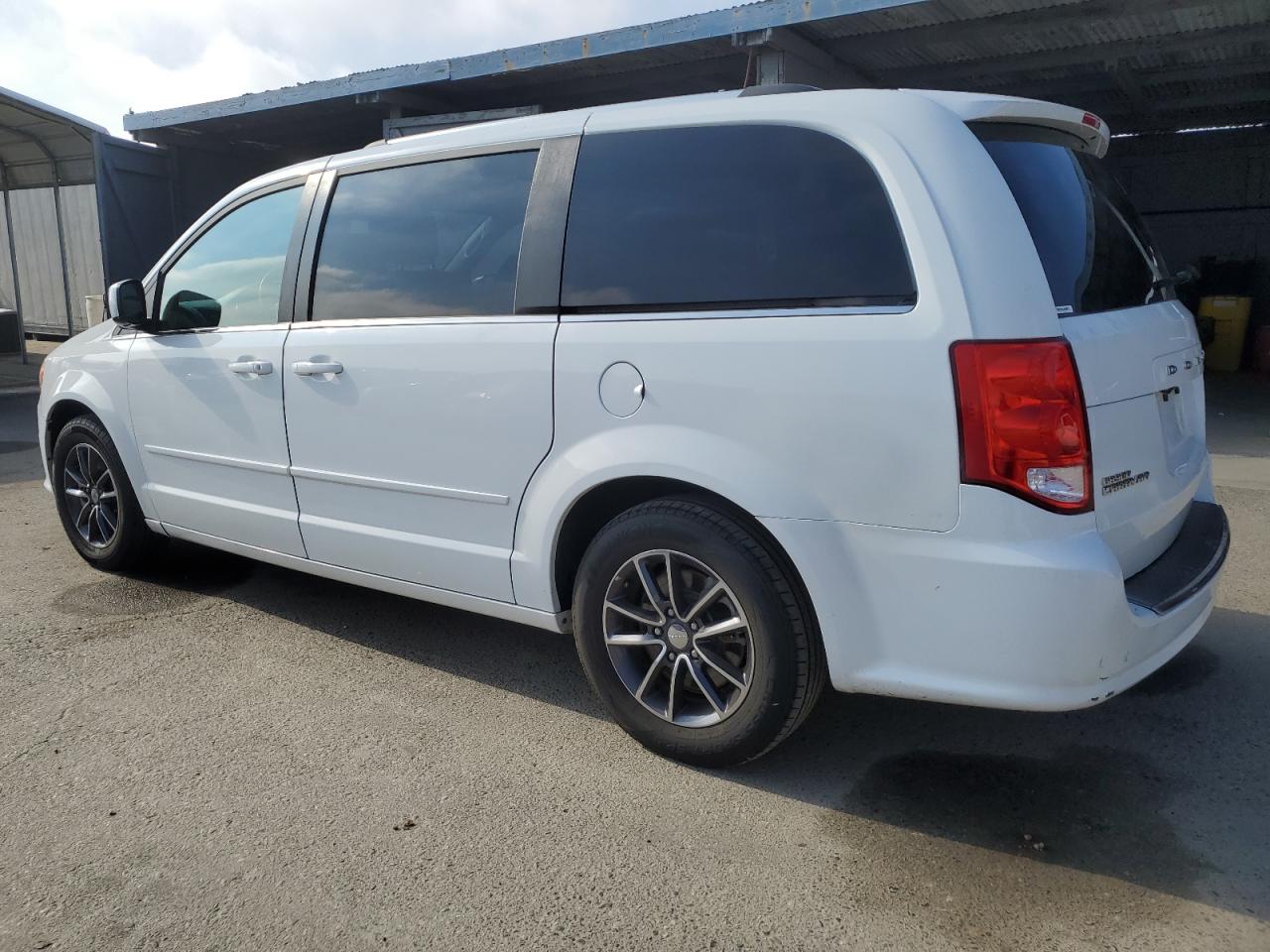 2017 Dodge Caravan - Image 2