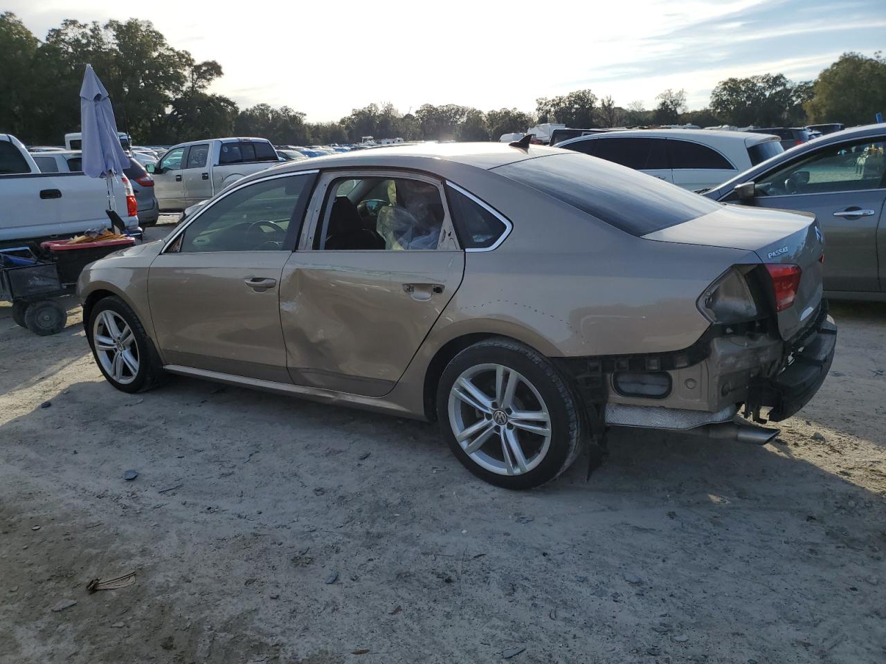 2015 Volkswagen Passat - Image 2