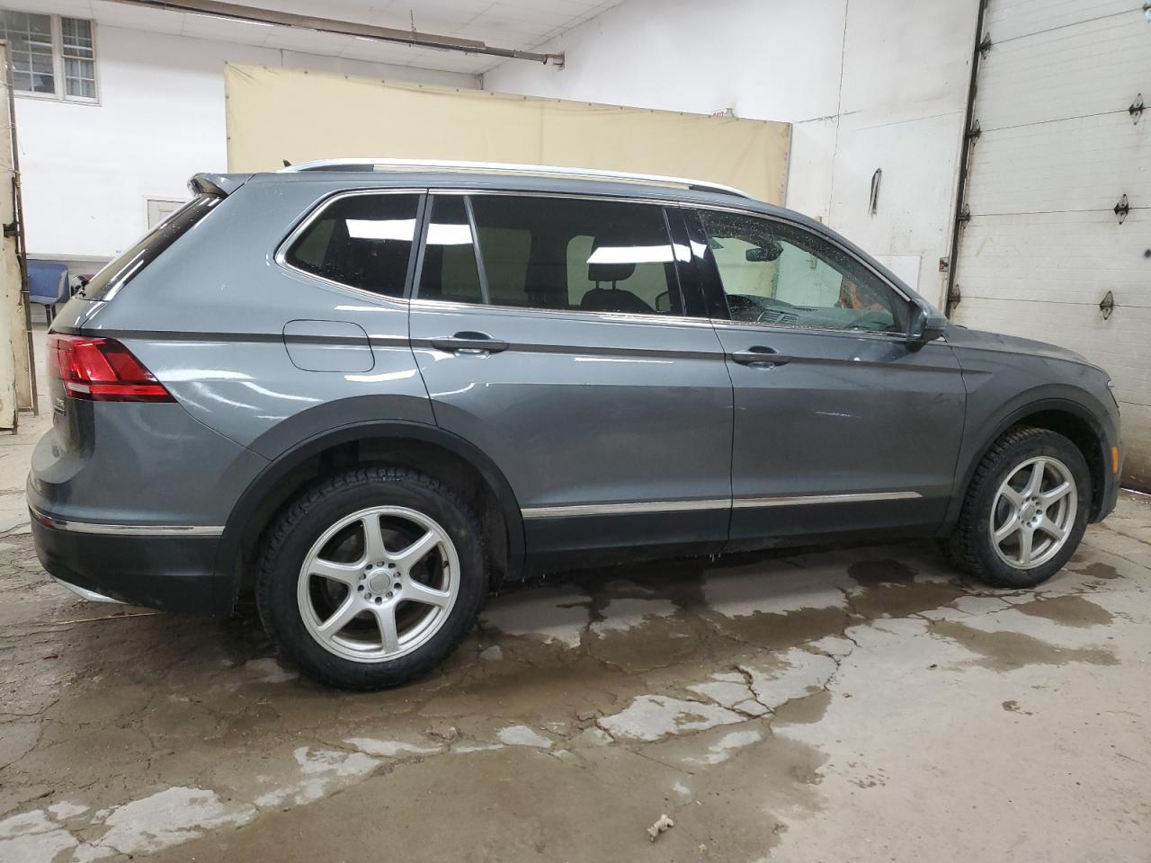 2018 Volkswagen Tiguan - Image 3