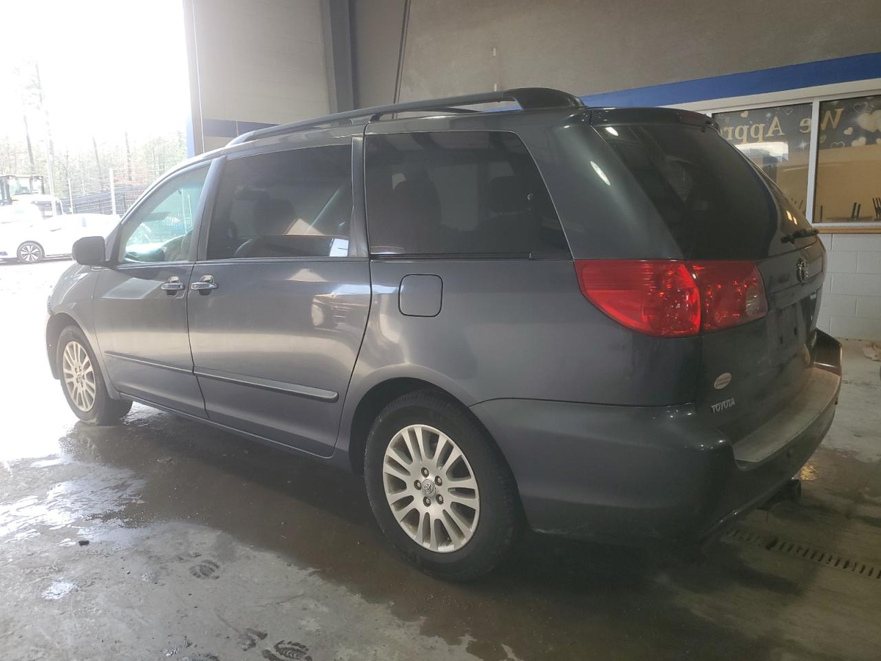 2007 Toyota Sienna - Image 2