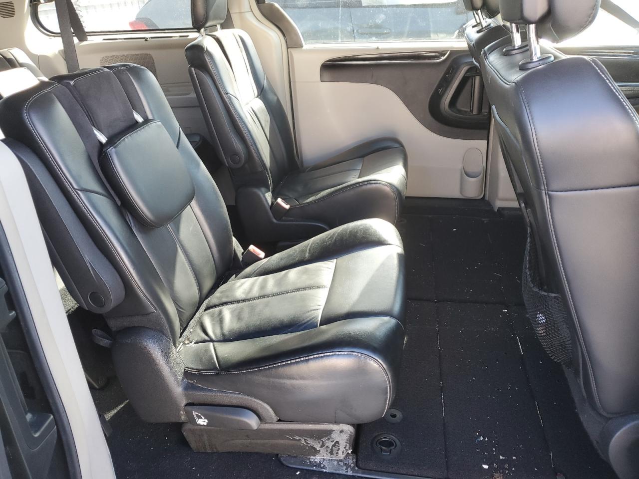 2015 Chrysler Town & Country - Image 11