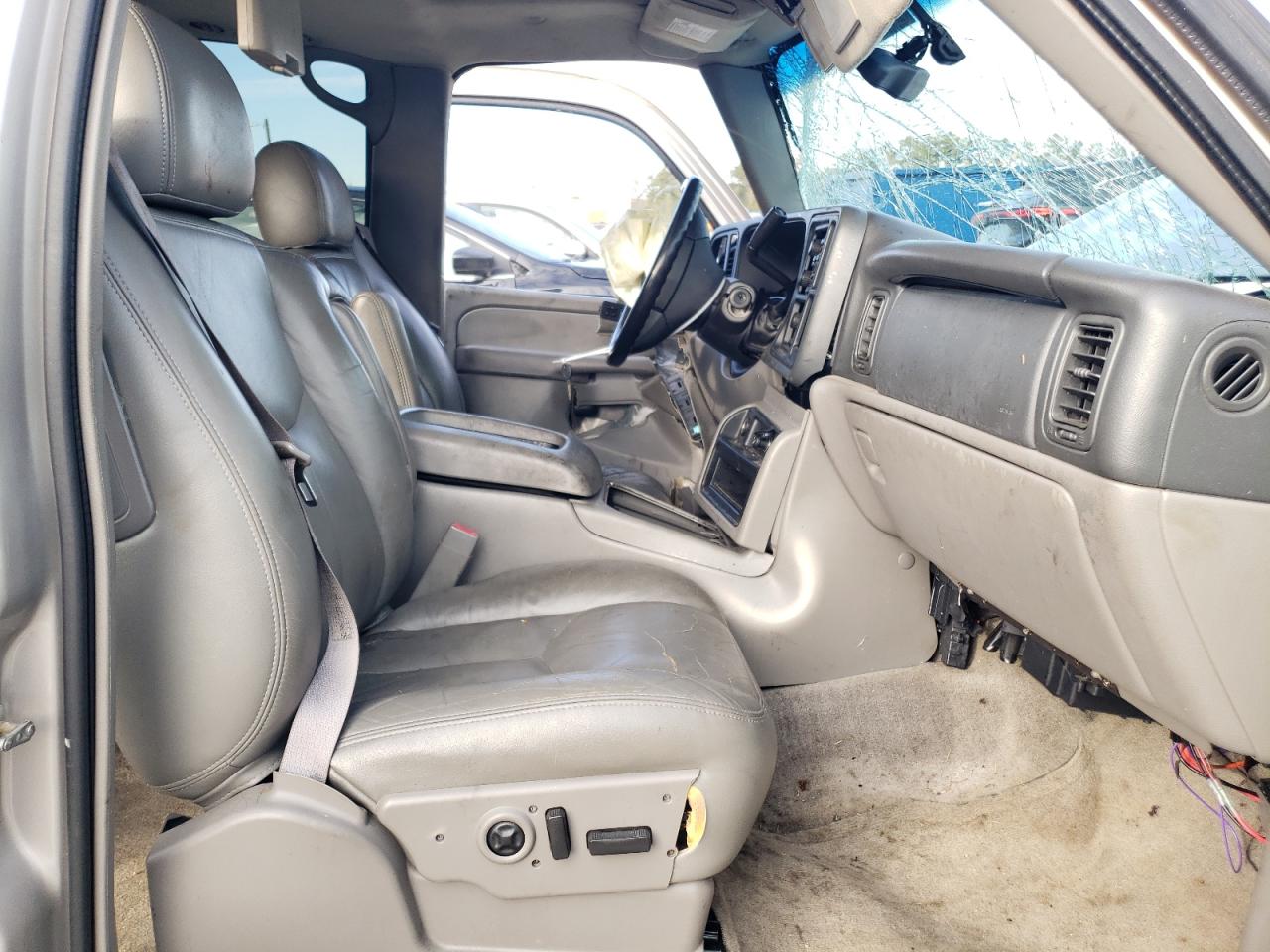 2005 Chevrolet Suburban - Image 7
