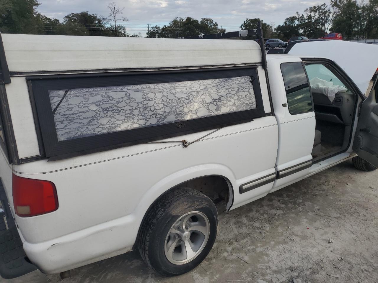 2003 Chevrolet S-10 Pickup - Image 10
