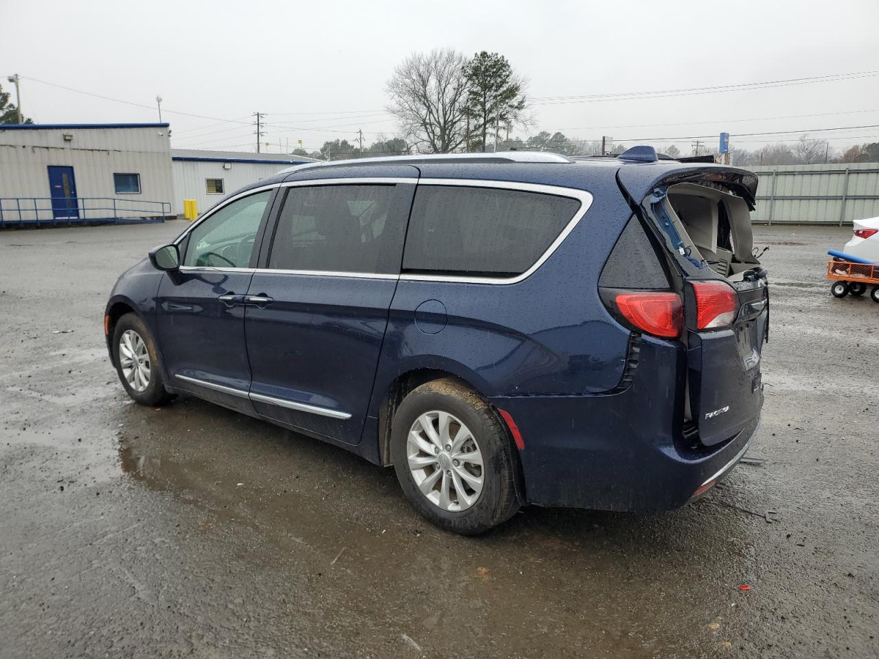 2018 Chrysler Pacifica - Image 2