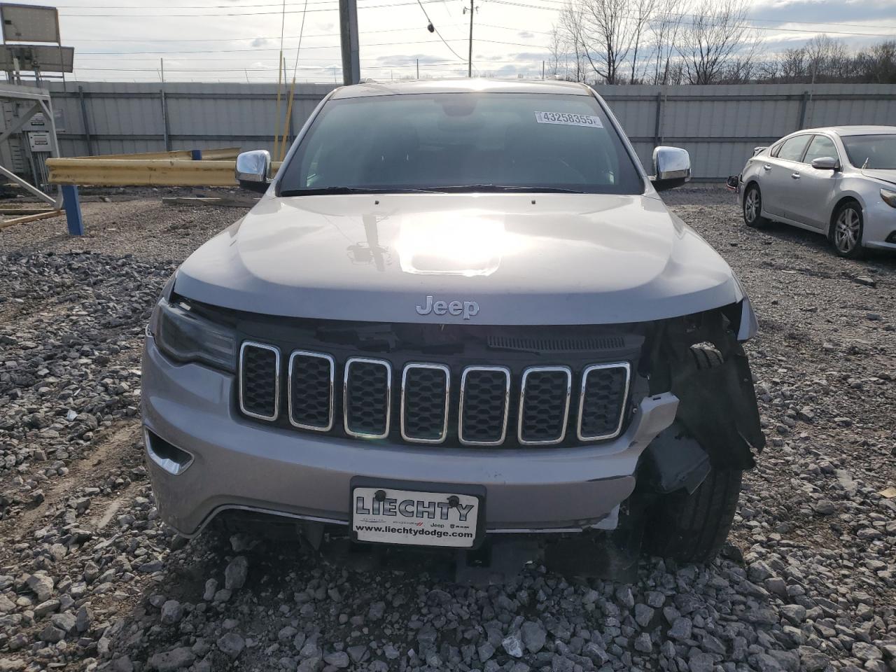 2017 Jeep Grand Cherokee - Image 5