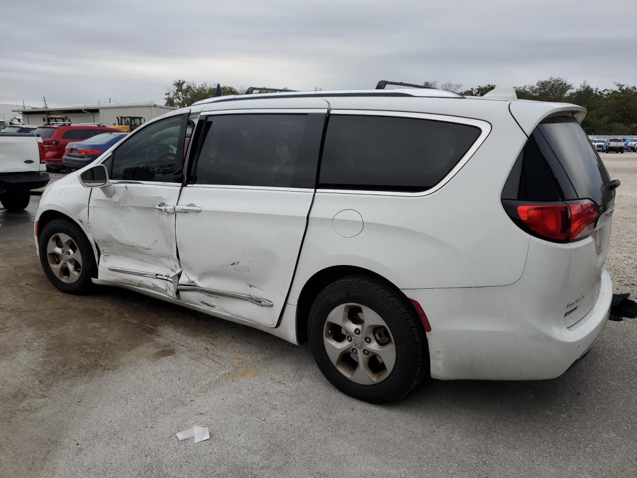 2017 Chrysler Pacifica - Image 2