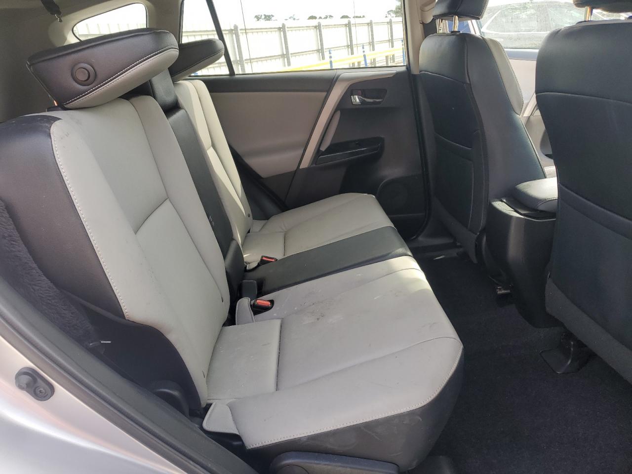 2016 Toyota RAV 4 - Image 12