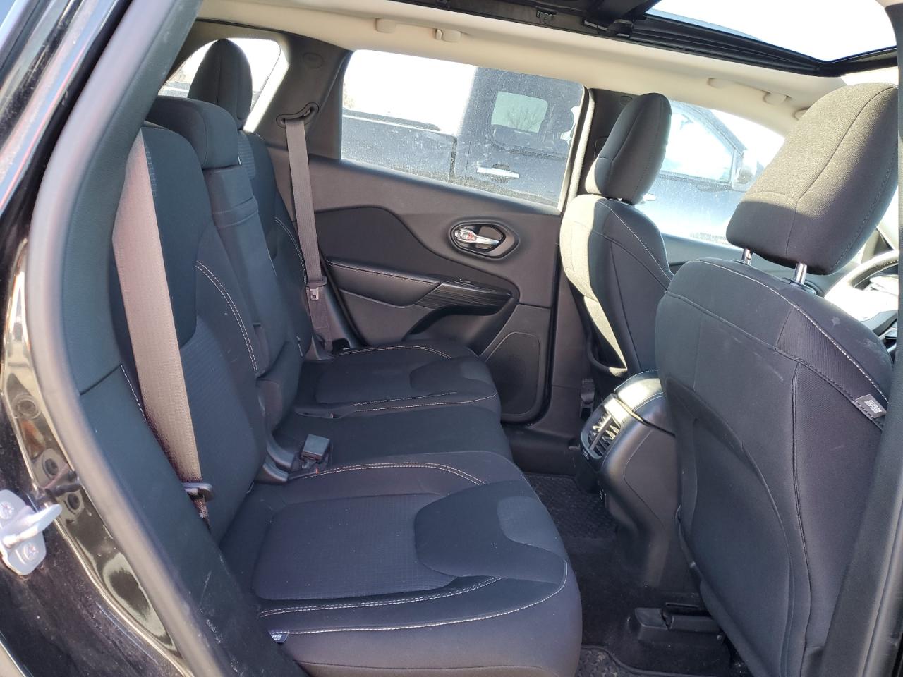 2015 Jeep Grand Cherokee - Image 11